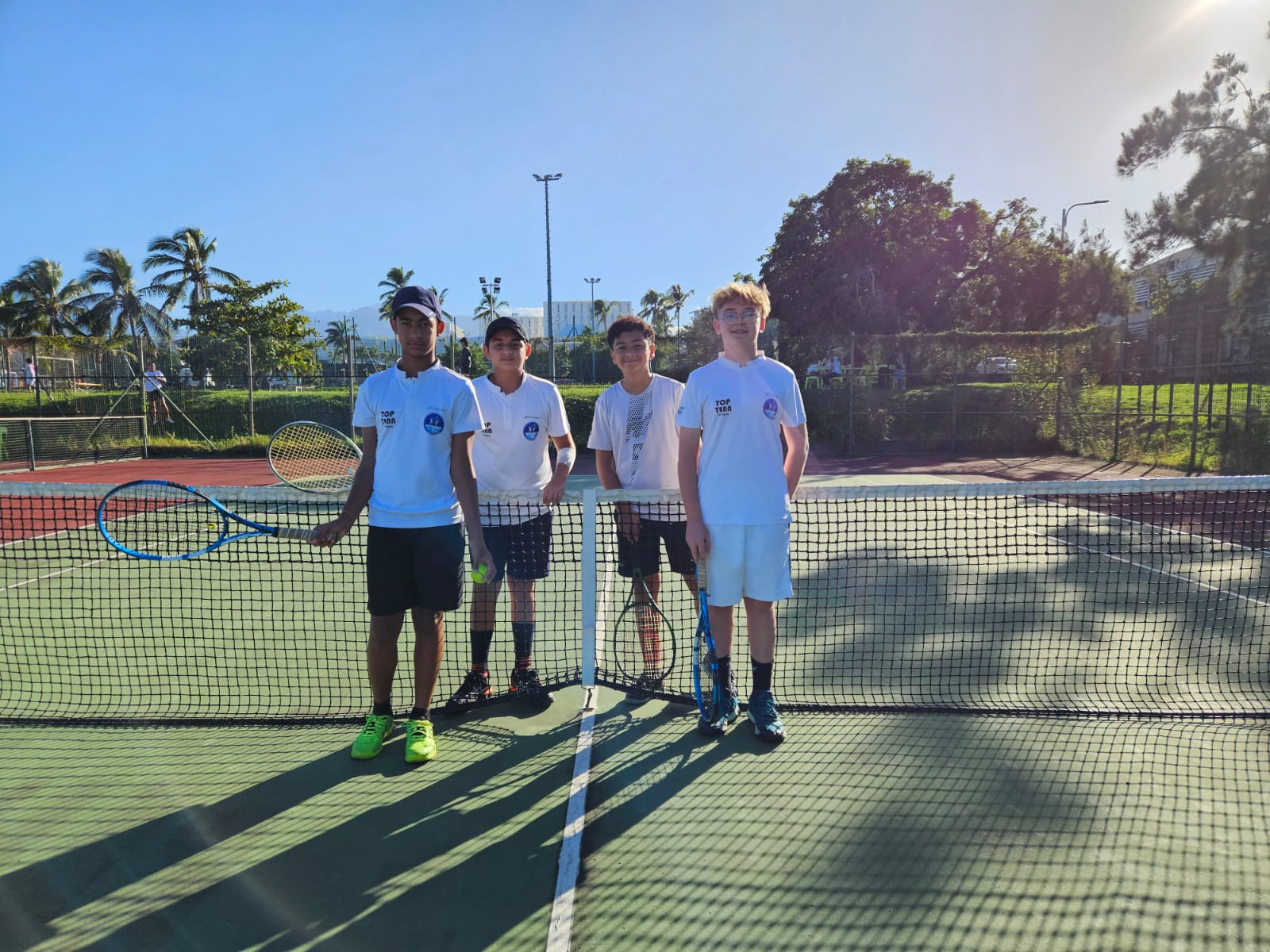 Jeunes au club de tennis